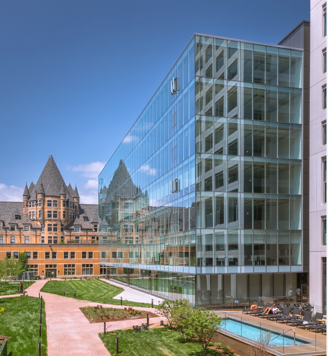 700 Rue Saint-Hubert, Montréal, QC à louer Photo du bâtiment- Image 1 de 6
