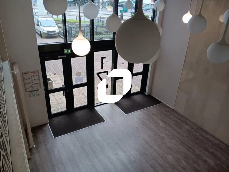Bureau dans Nanterre à vendre - Hall d’entrée - Image 2 de 9