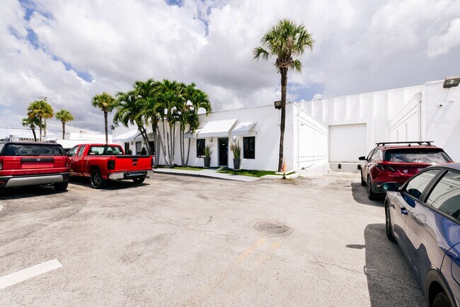Plus de détails pour 8351-8391 NW 64th St, Miami, FL - Industriel à louer