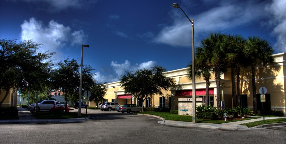 3233 Commerce Pl, West Palm Beach, FL à louer - Photo du bâtiment - Image 3 de 4