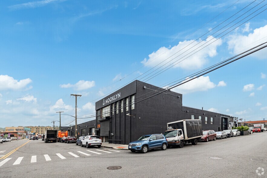 555 Johnson Ave, Brooklyn, NY à louer - Photo du bâtiment - Image 3 de 29