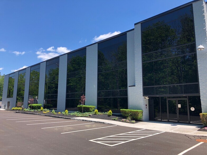 4 Northeastern Blvd, Salem, NH à louer - Photo du bâtiment - Image 2 de 30