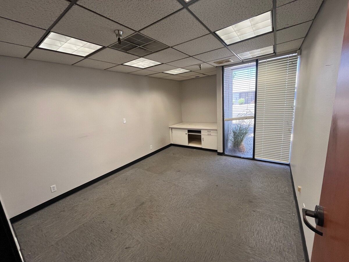 832-834 W 9th St, Upland, CA 91786 - Unité 834 - - Photo intérieure - Image 2 of 7