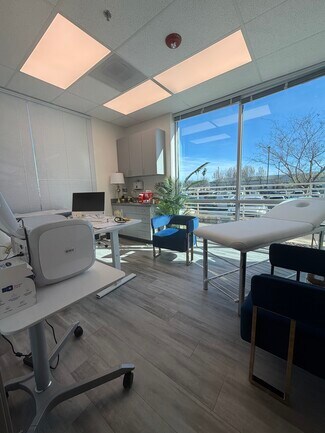 Plus de détails pour 906 Cirby Way, Roseville, CA - Médical à louer