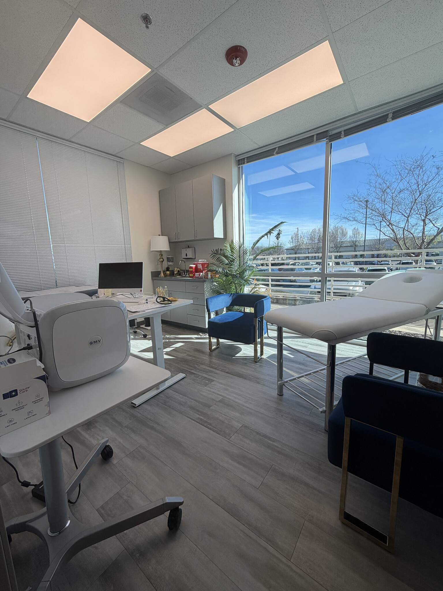 906 Cirby Way, Roseville, CA for lease Primary Photo- Image 1 of 10