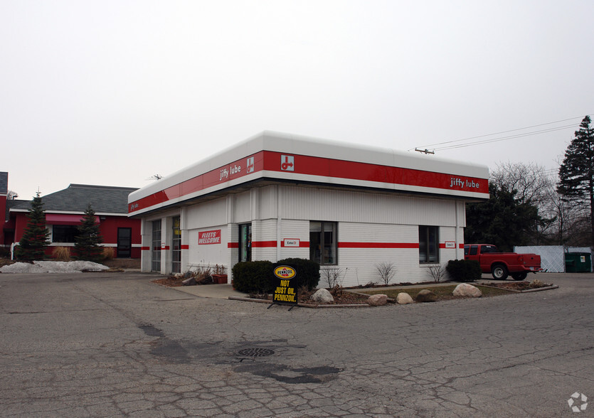 Mobil 1 Lube Express portfolio of 7 properties for sale on LoopNet.ca - Primary Photo - Image 2 of 8