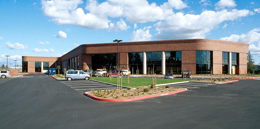 2995 Prospect Park Dr, Rancho Cordova, CA à louer - Photo du bâtiment - Image 3 de 14