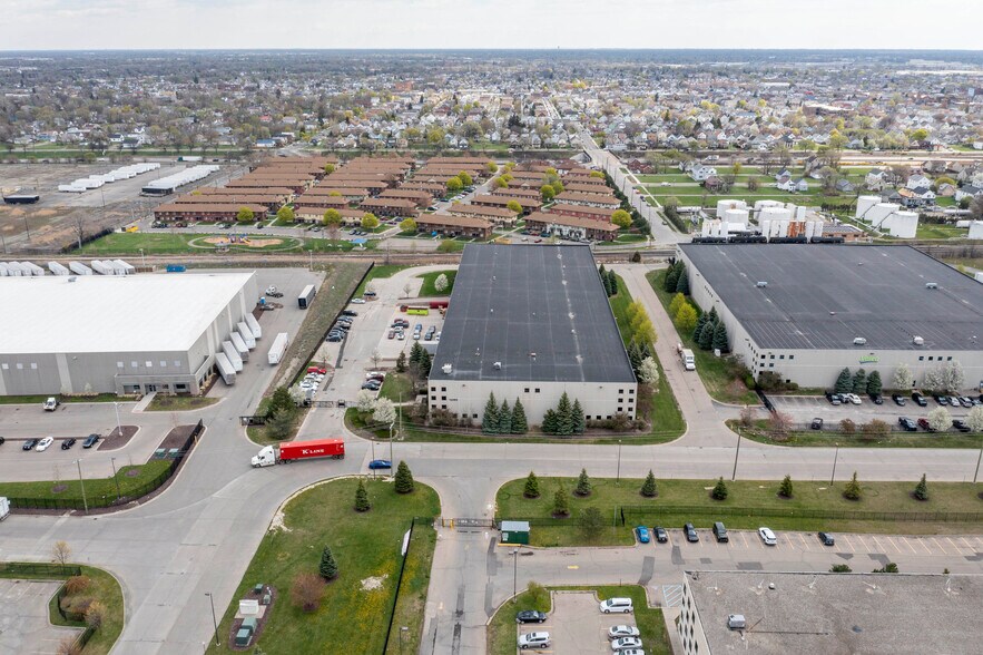 12225 Oakland Park Boulevard, Highland Park, MI à louer - Photo du bâtiment - Image 3 de 5