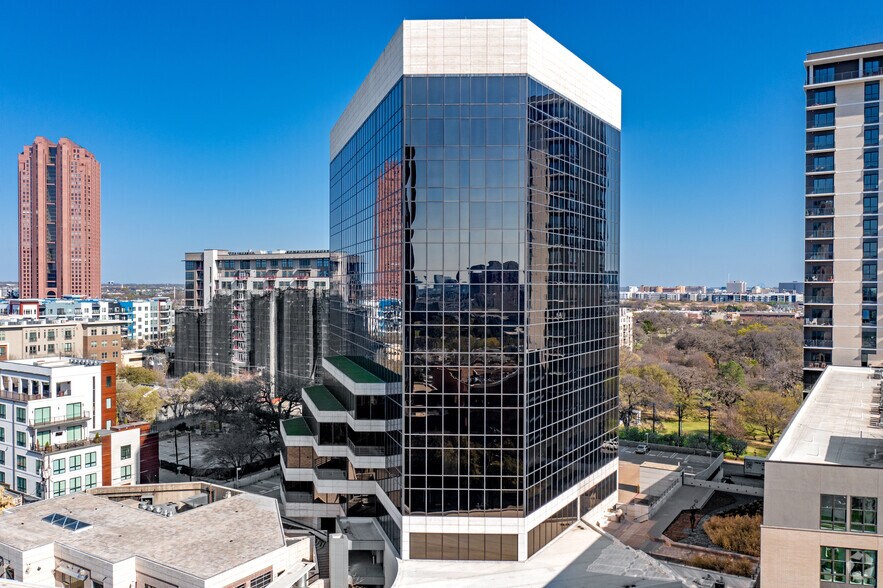 3232 McKinney Ave, Dallas, TX à louer - Photo du bâtiment - Image 2 de 17