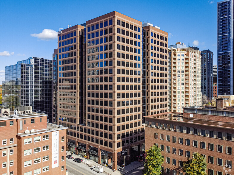 175 Bloor Street East, Toronto, ON à louer - Photo du bâtiment - Image 2 de 2