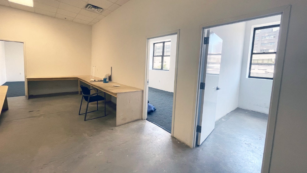 2337 Borden Ave, Long Island City, NY for lease - Interior Photo - Image 2 of 6
