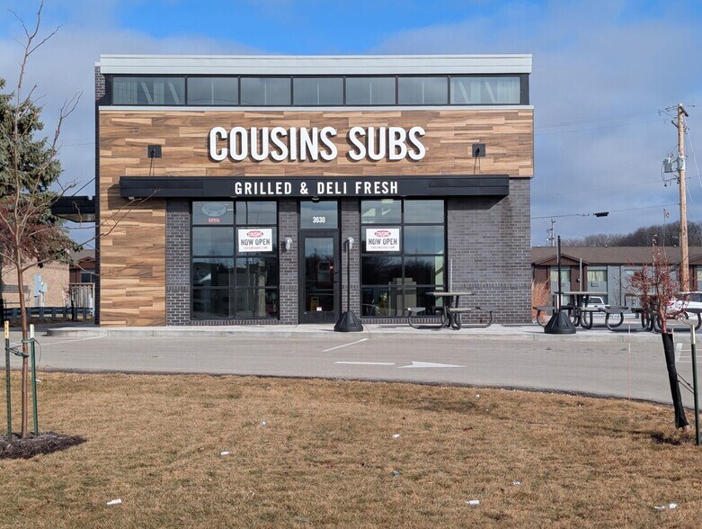 3626 W College Ave, Appleton, WI à vendre - Photo du bâtiment - Image 2 de 6