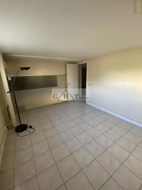 Retail in Saint-Maur-des-Fossés for lease Interior Photo- Image 1 of 5