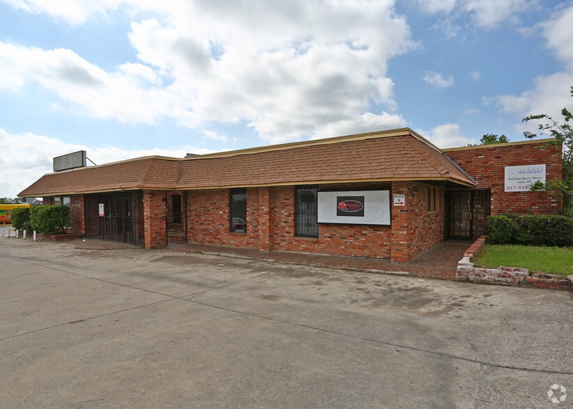 944 E Berry St, Fort Worth, TX for lease - Building Photo - Image 2 of 4