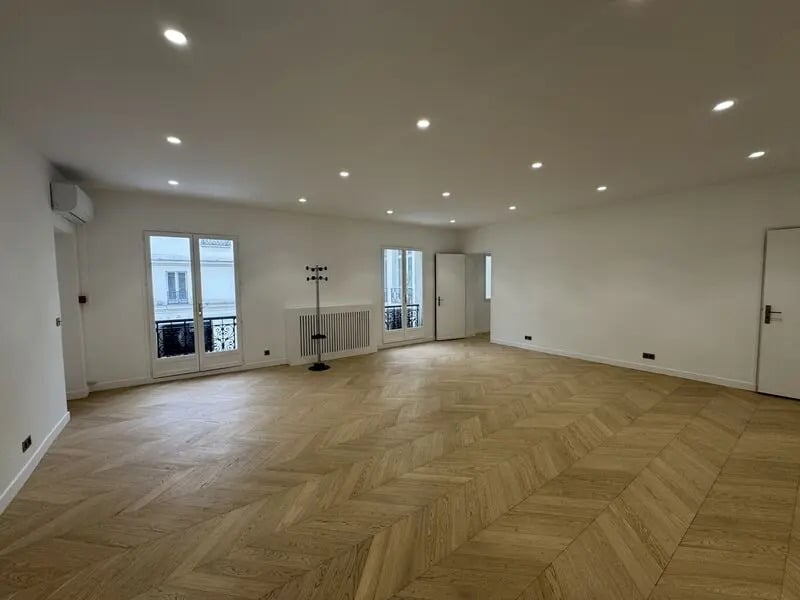 Office in Paris for sale Interior Photo- Image 1 of 8