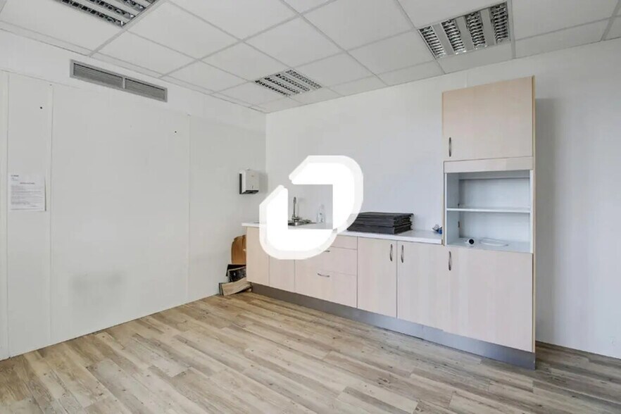 Bureau dans Charenton-le-Pont à louer - Photo du bâtiment - Image 2 de 10