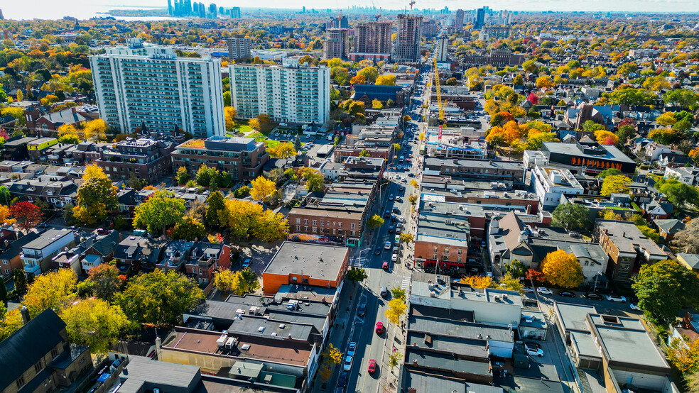 955-957 Bloor St W, Toronto, ON portefeuille de 2 propriétés à vendre sur LoopNet.ca - Photo du b timent - Image 2 de 3