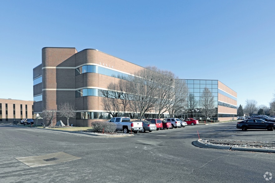 38600 Van Dyke Ave, Sterling Heights, MI à louer - Photo du bâtiment - Image 3 de 8