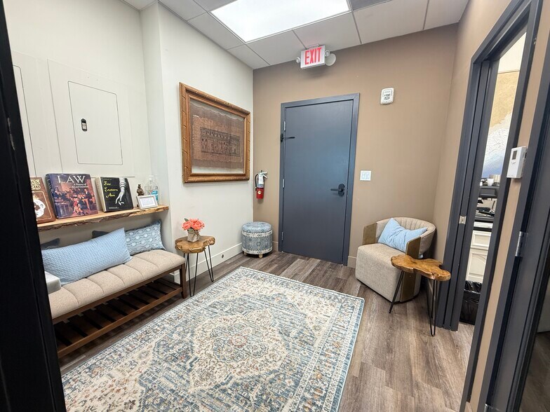 8950 SW 74th Ct, Miami, FL à louer - Photo intérieure - Image 3 de 17