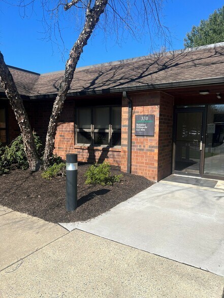 2201 Ridgewood Rd, Wyomissing, PA à louer - Photo du bâtiment - Image 2 de 3