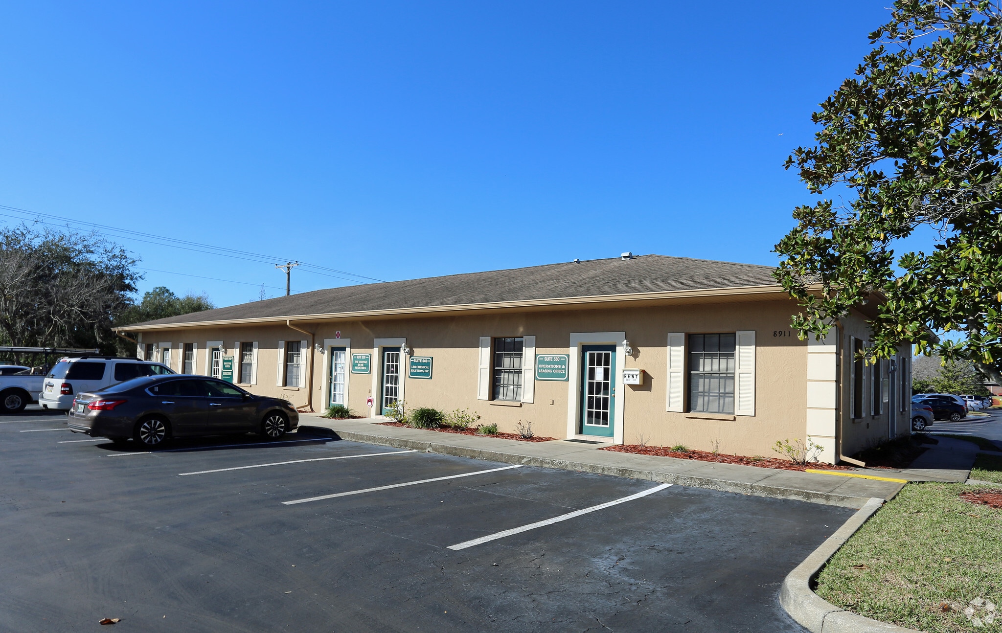 8911 Regents Park Dr, Tampa, FL for lease Primary Photo- Image 1 of 5