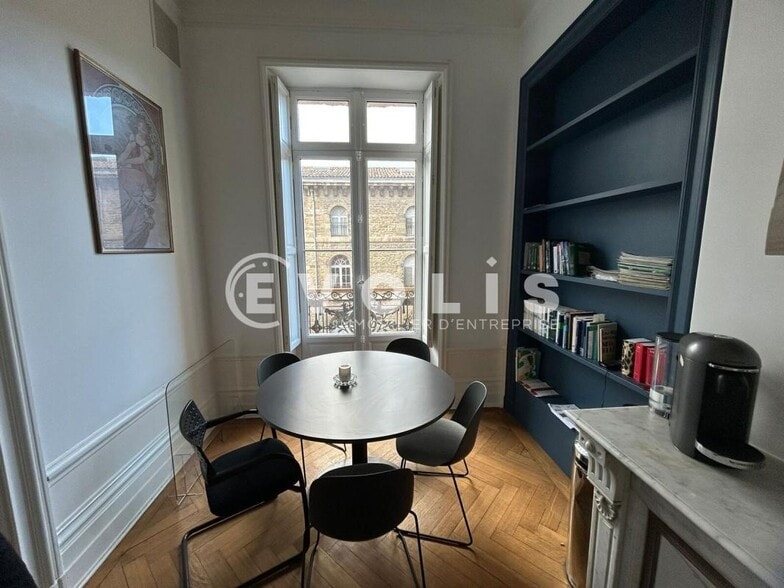 Office in Bordeaux for lease - Building Photo - Image 2 of 8