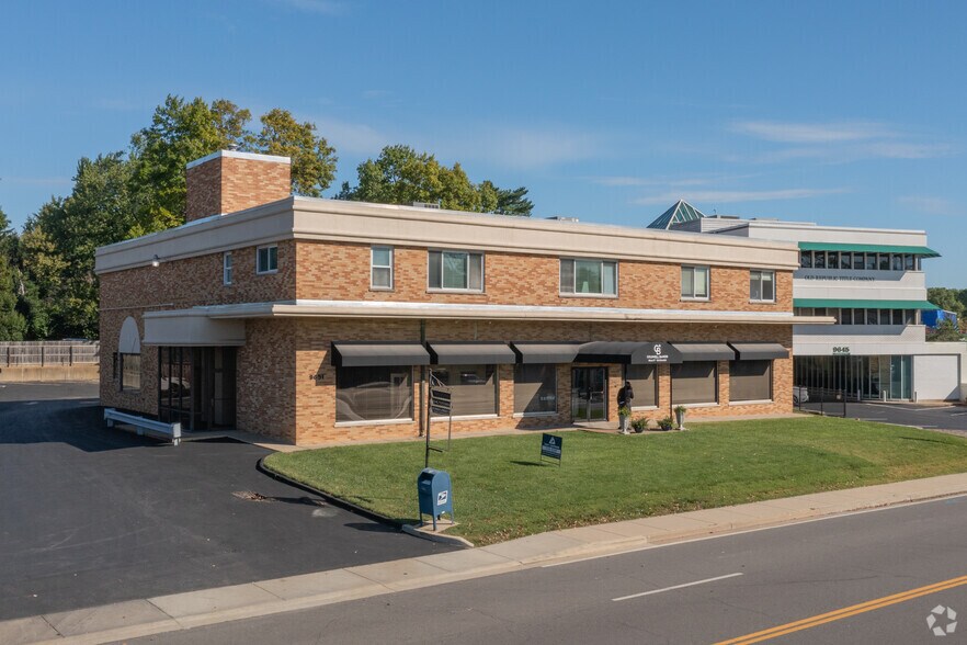 9651 Clayton Rd, Saint Louis, MO à louer - Photo du bâtiment - Image 3 de 8