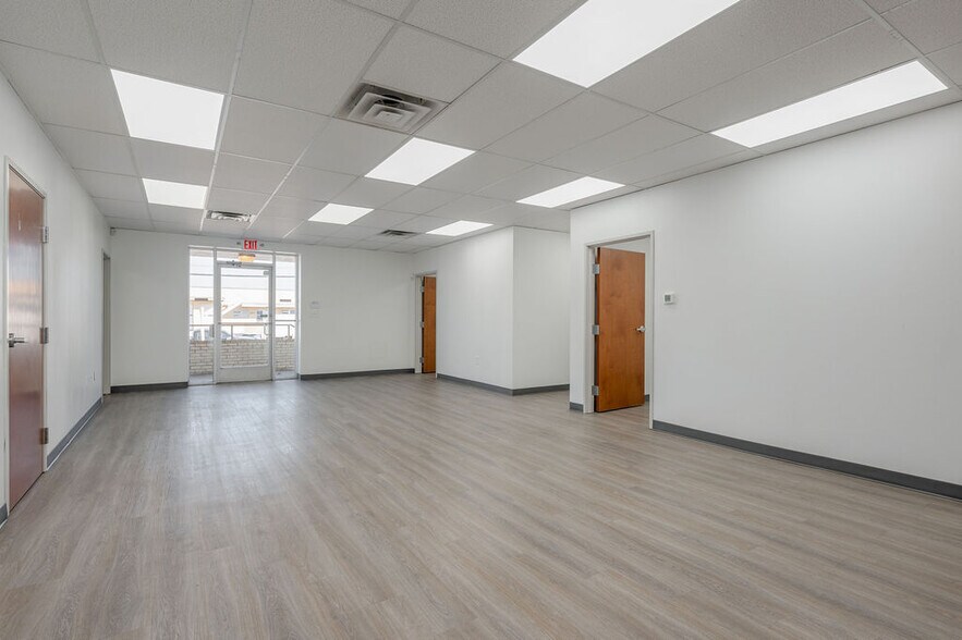 2838-2910 Anode Ln, Dallas, TX à louer - Photo du bâtiment - Image 3 de 7