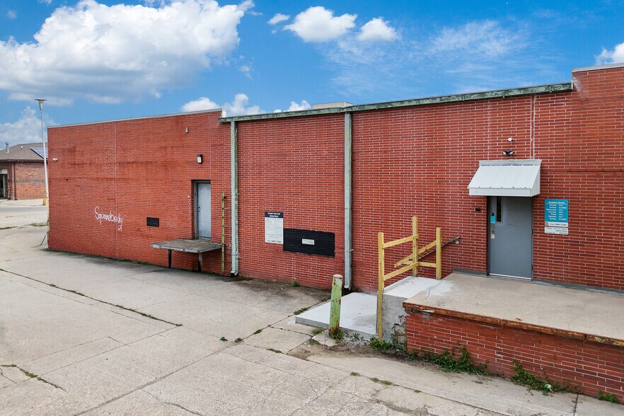 1810 1st Ave E, Newton, IA à vendre - Photo du bâtiment - Image 3 de 12