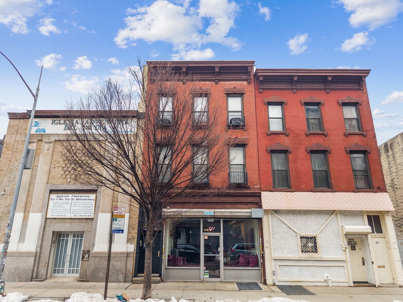 321-323 Grand St, Brooklyn, NY for sale - Building Photo - Image 2 of 14