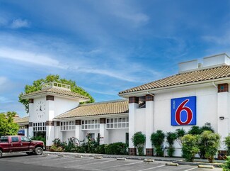 Plus de détails pour 825 E F St, Oakdale, CA - Services hôteliers à vendre