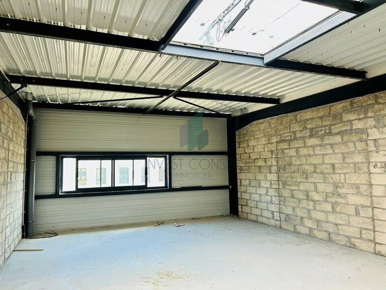 Flex in Épinay-sur-Seine for lease - Building Photo - Image 1 of 9