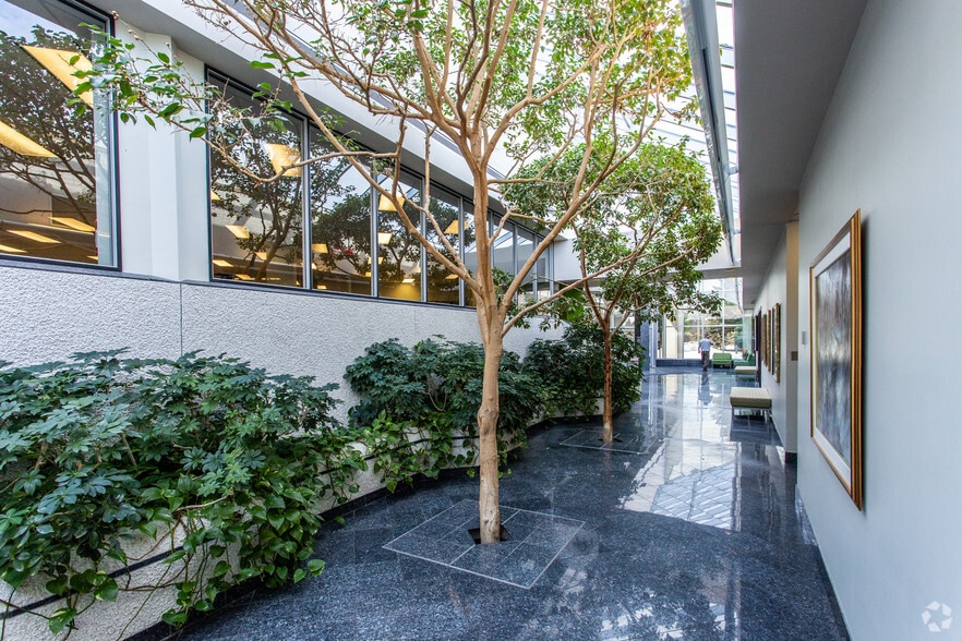 2505 St. Laurent Blvd, Ottawa, ON à louer - Photo intérieure - Image 3 de 6