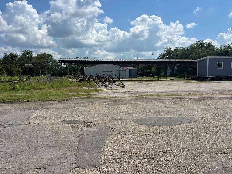 300 W Hempstead St, Giddings, TX à vendre - Photo du bâtiment - Image 2 de 4