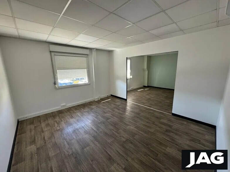 Office in Villeurbanne for lease - Interior Photo - Image 3 of 13