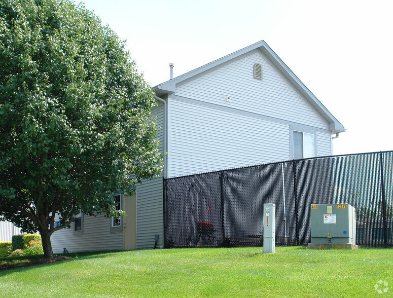 8051 Windham Lake Dr, Indianapolis, IN à louer - Photo du bâtiment - Image 2 de 2