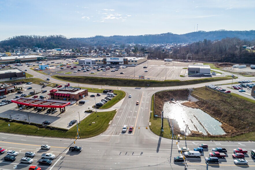 31 Tanyard Station Dr, Barboursville, WV à louer - Photo du bâtiment - Image 3 de 12