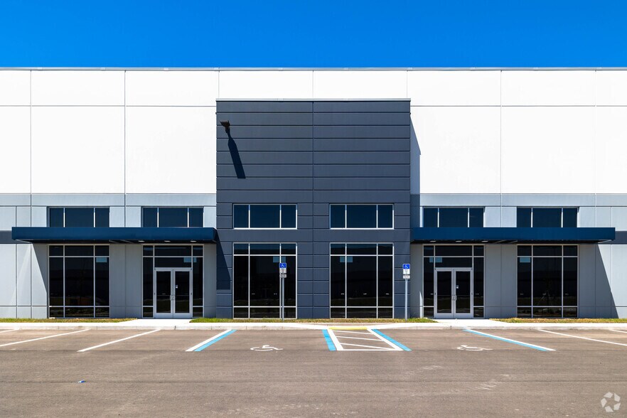 Hamilton Logistics Center portefeuille de 2 propriétés à vendre sur LoopNet.ca - Photo du bâtiment - Image 2 de 6