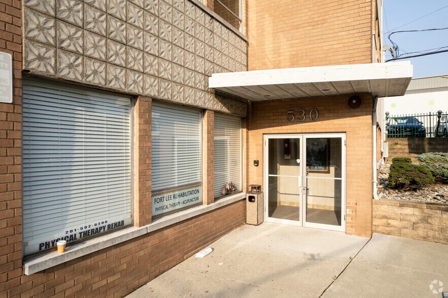 530 Main St, Fort Lee, NJ à louer - Photo du bâtiment - Image 3 de 5