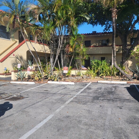 2300 NE 6th Ave, Wilton Manors, FL à louer - Photo du bâtiment - Image 2 de 2