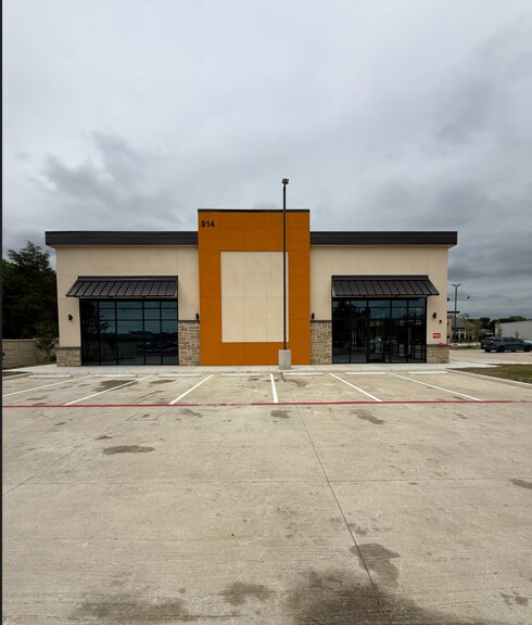 914 W 1st St, Justin, TX à louer Photo du bâtiment- Image 1 de 7