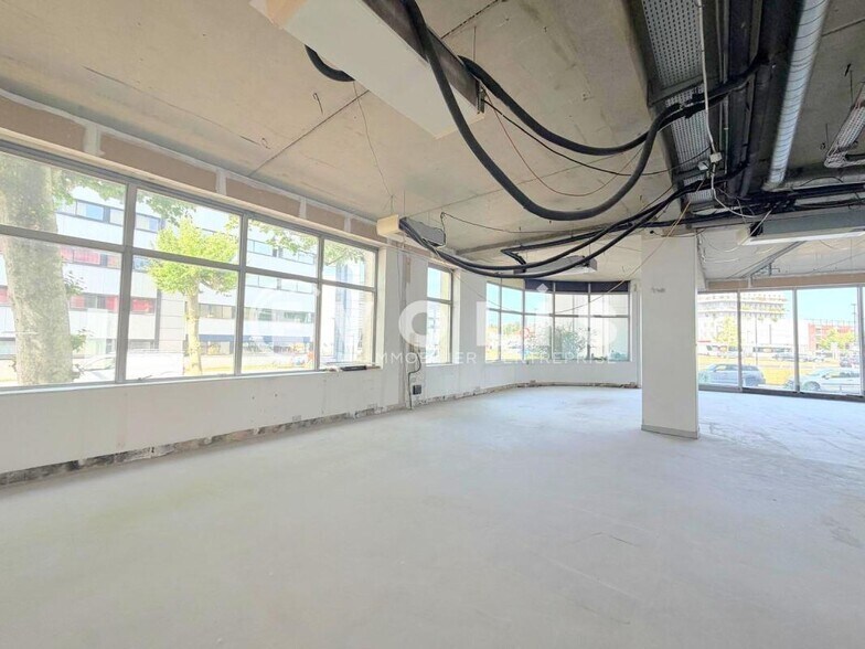 Office in Bordeaux for lease - Interior Photo - Image 2 of 7