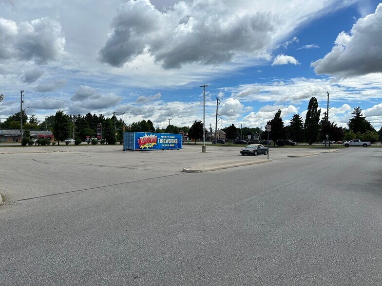 1975 Dundas St, London, ON à louer - Photo du bâtiment - Image 2 de 2