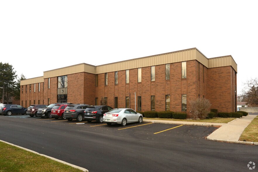 40500 Ann Arbor Rd, Plymouth, MI à louer - Photo du bâtiment - Image 1 de 7