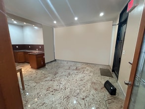 590 Onderdonk Ave, Ridgewood, NY à louer Photo intérieure- Image 2 de 6