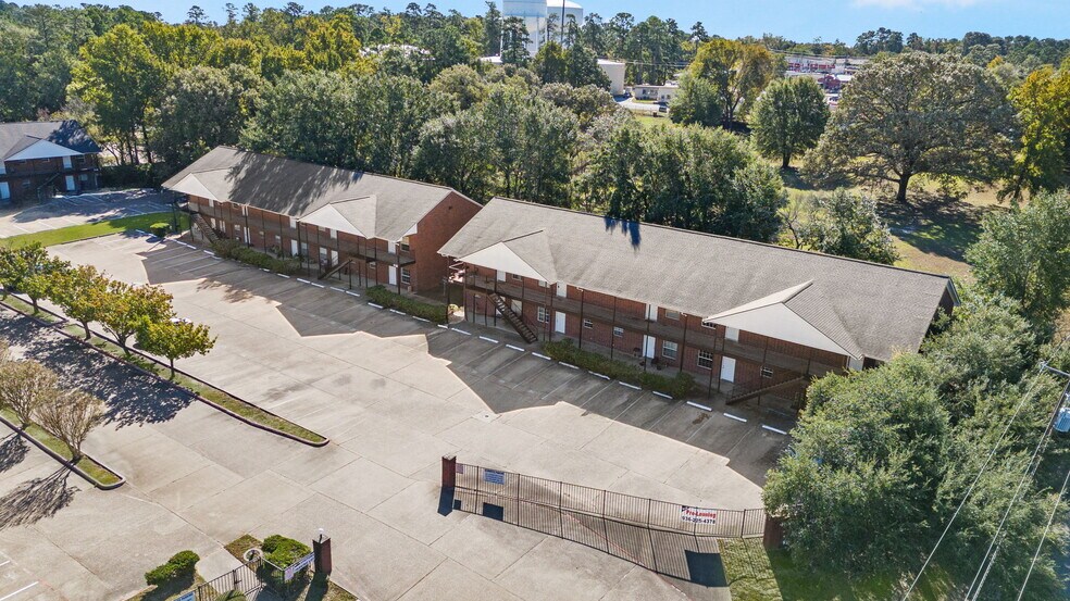 2455 Montgomery Rd, Huntsville, TX à vendre - Photo du bâtiment - Image 2 de 22