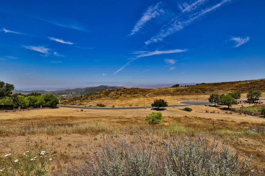 70 Presidential dr, Simi Valley, CA for sale - Primary Photo - Image 1 of 15