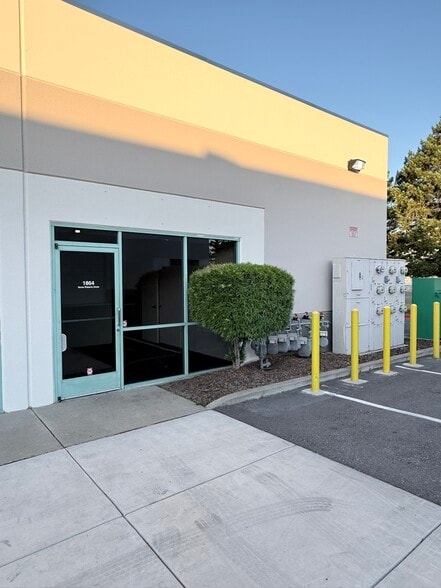 1860-1874 Verne Roberts Cir, Antioch, CA for lease - Building Photo - Image 2 of 6