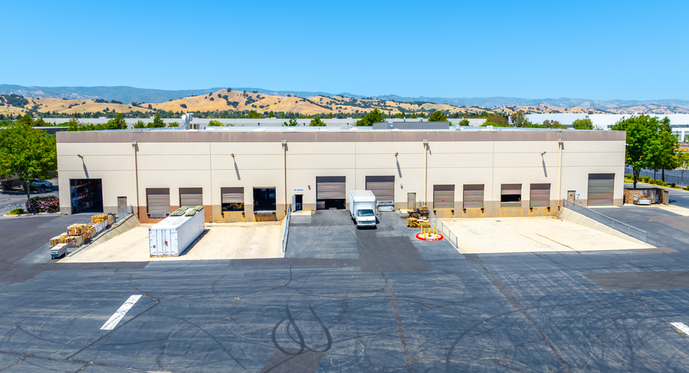 2051 Cessna Dr, Vacaville, CA for lease - Building Photo - Image 3 of 7