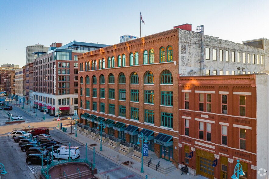 311 E Chicago St, Milwaukee, WI à vendre - Photo du bâtiment - Image 2 de 2